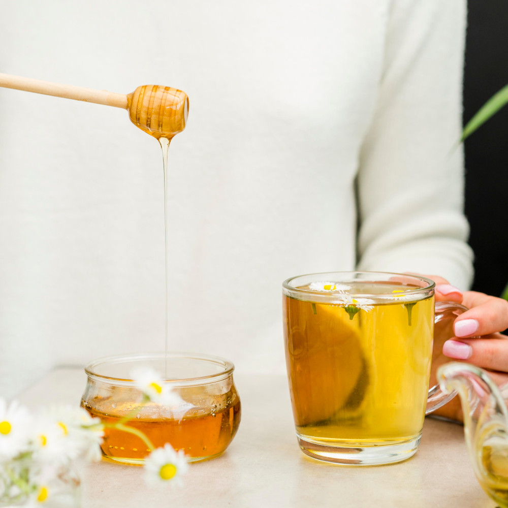 Dégustation de miel Philomel avec une infusion chaude